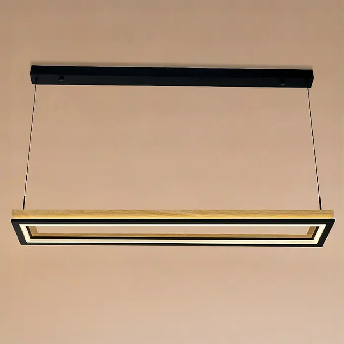Direct Signs LED-Pendelleuchte Tobi Akus - 83 W, L x B x H: 94,4 x 19,4 x 150 cm, Schwarz, Holzdekor, Warmweiß - Rechteckige Pendelleuchte mit schwarzem Rahmen, heller Holzplatte und beleuchtetem Innenstreifen, von schwarzer Stange abgehängt.