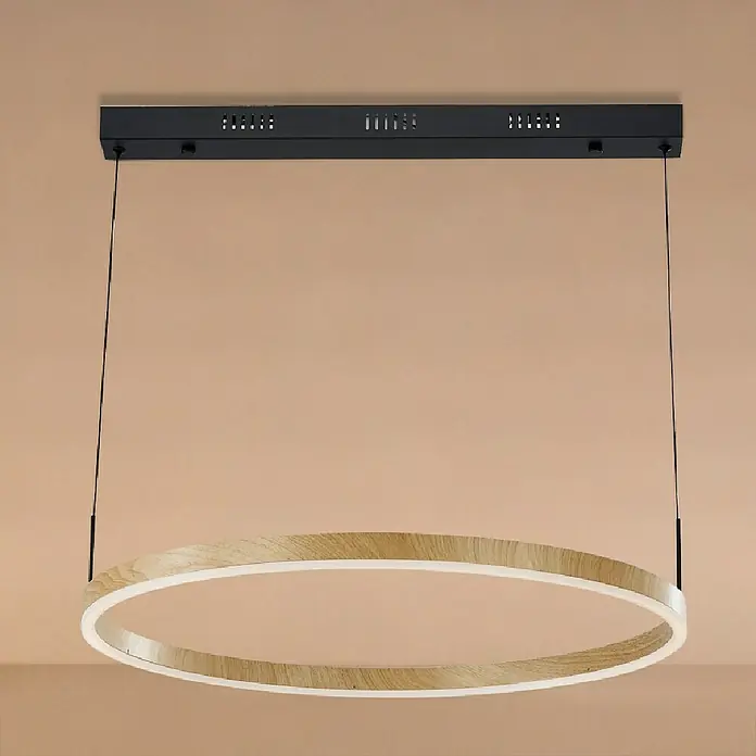 Direct Signs LED-Pendelleuchte rund Noble Akus – CCT - 50 W, Ø x H: 80 x 150 cm, Holzdekor, Warmweiß - Runde Holz-Pendelleuchte mit integrierter LED, von einer schwarzen rechteckigen Deckenhalterung abgehängt.