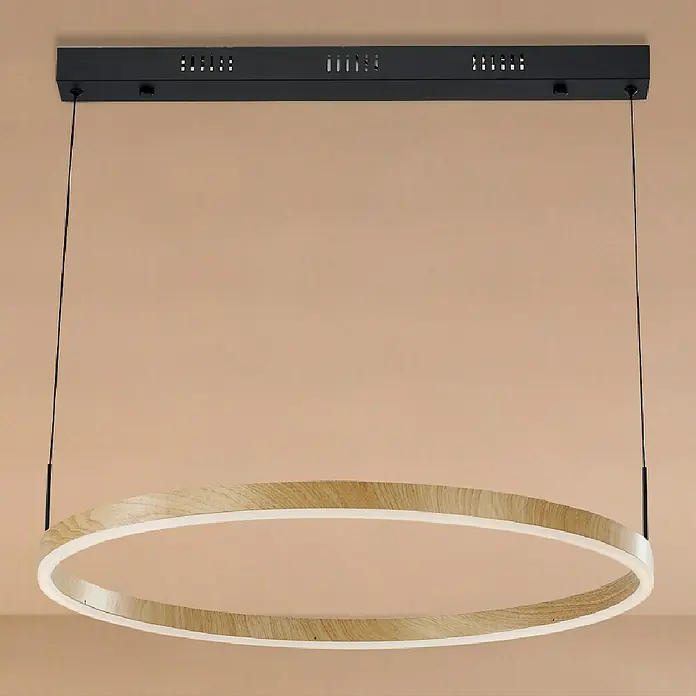 Direct Signs LED-Pendelleuchte rund Noble Akus – CCT - 40 W, Ø x H: 60 x 150 cm, Holzdekor, Warmweiß - Runde Pendelleuchte mit hellem Holzrahmen und beleuchtetem Innenring, aufgehängt an einer schwarzen Deckenhalterung.