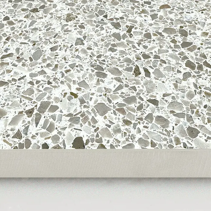 DryTile Feinsteinzeugfliese Terrazzo Ivory - 60 x 60 cm, Grau, Matt - Helle Terrazzo-Oberfläche mit grauen und braunen Fragmenten, glatte, hellbeige Kante.