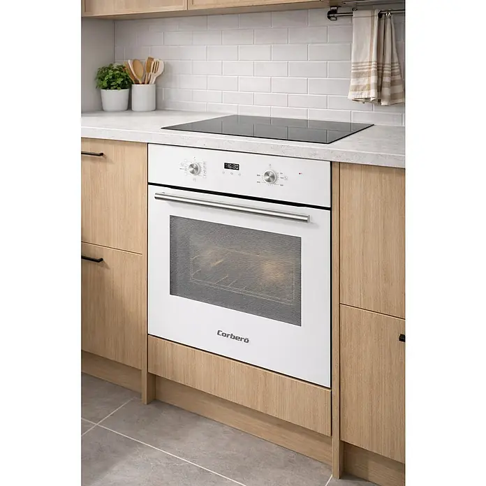 Corberó Horno empotrado CCHMT905 - Número de tipos de calentamiento: 8 ud., Volumen horno: 70 l, Blanco - Horno encastrable Corberó blanco y placa de inducción negra integrados en una cocina de madera clara moderna.