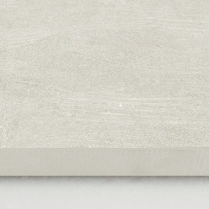 DryTile Feinsteinzeugfliese Studio Lime - 60 x 120 cm, Beige, Matt - Hellgraue, texturierte Platte in Steinoptik mit sichtbarer Kante.
