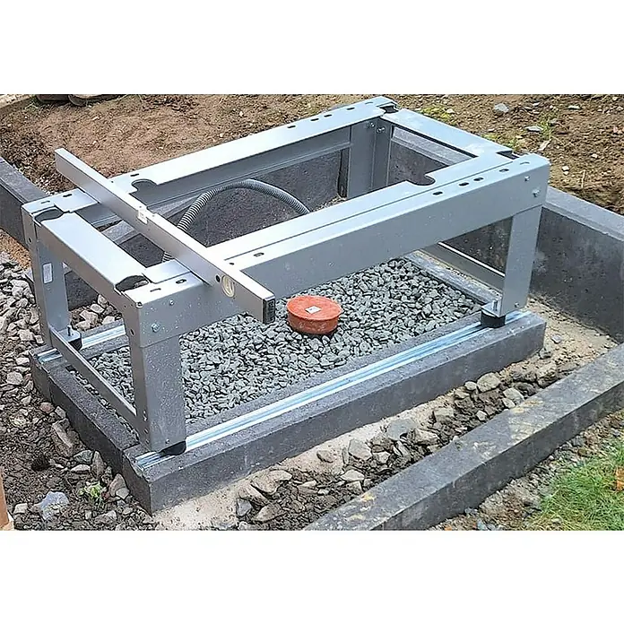 Christoph Fundamentstein Energy - 100 x 11 x 17 cm, Beton, Anthrazit - Silbernes Metallgestell auf Betonfundament mit Kies, nivelliert für Außeninstallation.