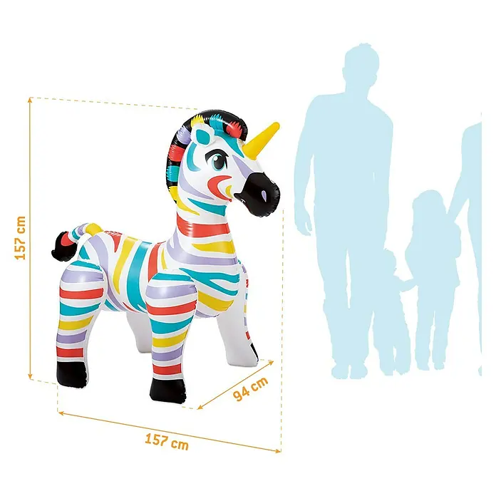 Sprinkler Zebra - L x B x H: 157 x 94 x 157 cm - Buntes, aufblasbares gestreiftes Einhorn-Spielzeug, 157 cm hoch und lang, neben menschlichen Silhouetten zum Größenvergleich.