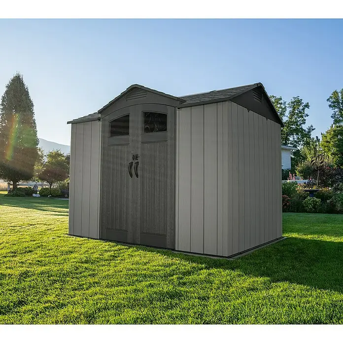 Lifetime Gerätehaus Ohio - Kunststoff, Grau, Außenmaß inkl. Dachüberstand (B x T): 283,5 x 214,1 cm - Robuster grau-dunkelgrauer Gartenschuppen mit Doppeltüren und Fensterakzenten, in einem sonnigen Garten platziert.