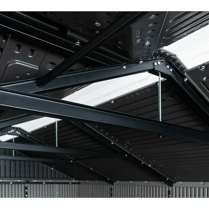 Lifetime Gerätehaus Kentucky - Kunststoff, Grau, Außenmaß inkl. Dachüberstand (B x T): 427 x 206 cm - Innenansicht eines dunklen Schuppendachs mit Metallstützbalken und Wellplatten.