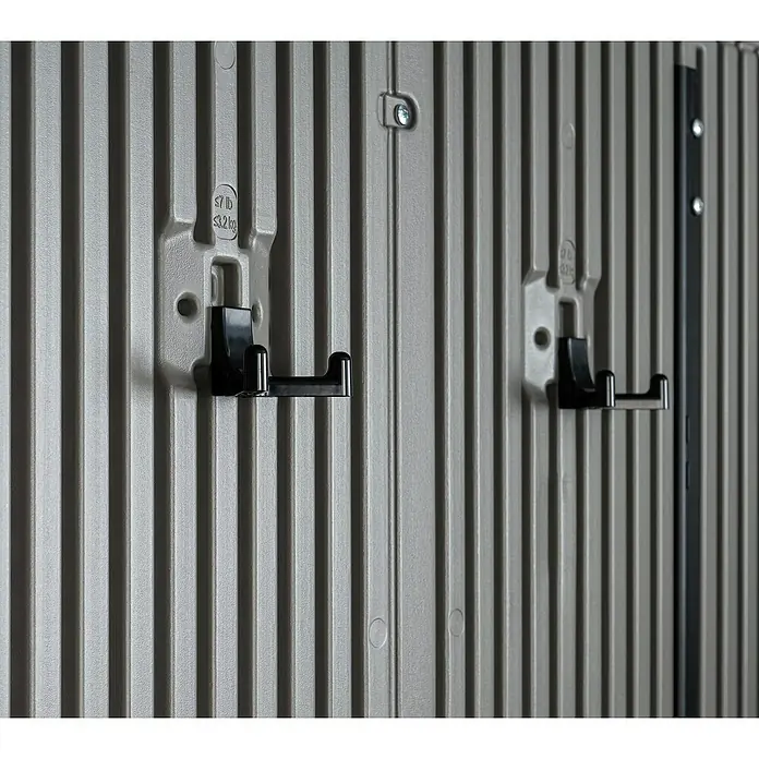 Lifetime Gerätehaus Kentucky - Kunststoff, Grau, Außenmaß inkl. Dachüberstand (B x T): 427 x 206 cm - Zwei schwarze Kunststoff-Haken an einer beigen gerippten Kunststoffwand, zeigen Gewichtsgrenzen (7 lbs / 3,2 kg).