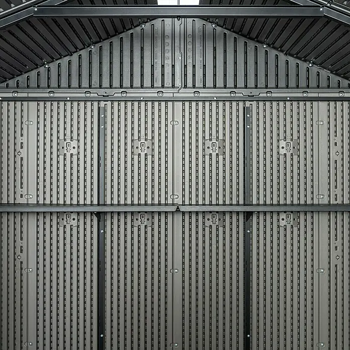 Lifetime Gerätehaus Idaho - Kunststoff, Grau, Außenmaß inkl. Dachüberstand (B x T): 498 x 214 cm - Innenansicht eines Geräteschuppens mit dunkelgrauen geriffelten Kunststoffwänden, Dachpaneelen, schwarzen Metallträgern und Regalhalterungen.