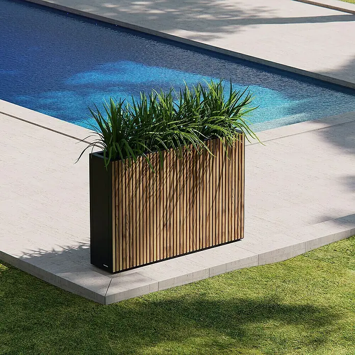 Herstera Garden Pflanzkasten Deco Planter - Außenmaß (L x B x H): 120 x 25 x 80 cm, Holz, Braun/Schwarz - Großer rechteckiger Pflanzkübel aus schwarzem und Naturholz mit grünen Pflanzen am Schwimmbecken.