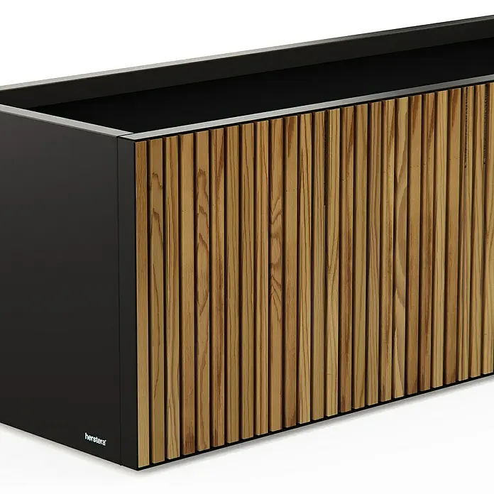 Herstera Garden Pflanzkasten Deco Planter - Außenmaß (L x B x H): 150 x 50 x 50 cm, Holz, Braun/Schwarz - Rechteckiger Pflanzkübel mit schwarzem Rahmen und einer Vorderseite aus vertikalen Holzlatten.