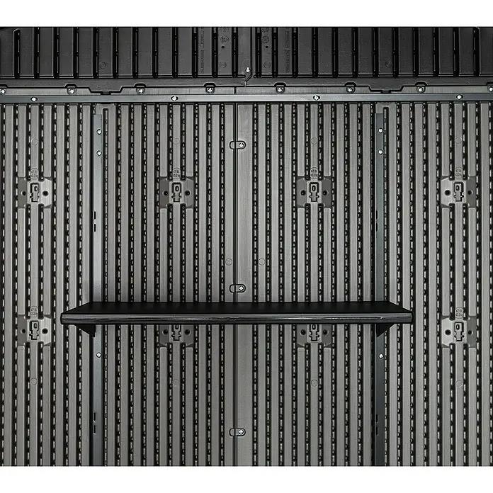 Lifetime Gerätehaus Utah - Kunststoff, Grau, Außenmaß inkl. Dachüberstand (B x T): 206 x 427 cm - Innenansicht einer dunkelgrauen, gerippten Kunststoff-Schuppenwand mit einem schwarzen Kunststoffregal.