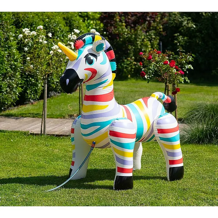 Sprinkler Zebra - L x B x H: 157 x 94 x 157 cm - Bunter aufblasbarer Einhorn-Sprenger mit gelbem Horn und Regenbogenstreifen, mit angeschlossenem Schlauch.
