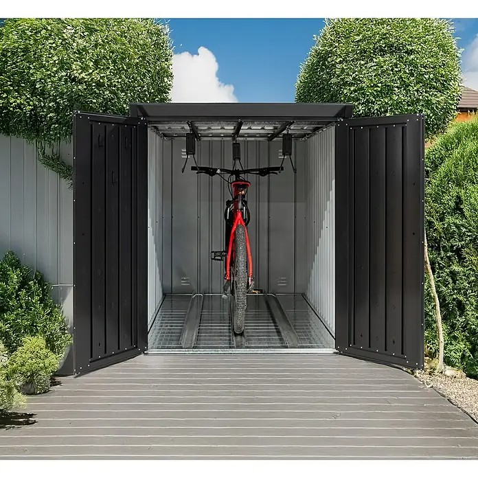 Westmann Fahrradgarage Velos - Schwarz, Velos 1 - Schwarzer Metall-Fahrradschuppen mit geöffneten Türen, der ein Fahrrad auf grauem Pflaster beherbergt.