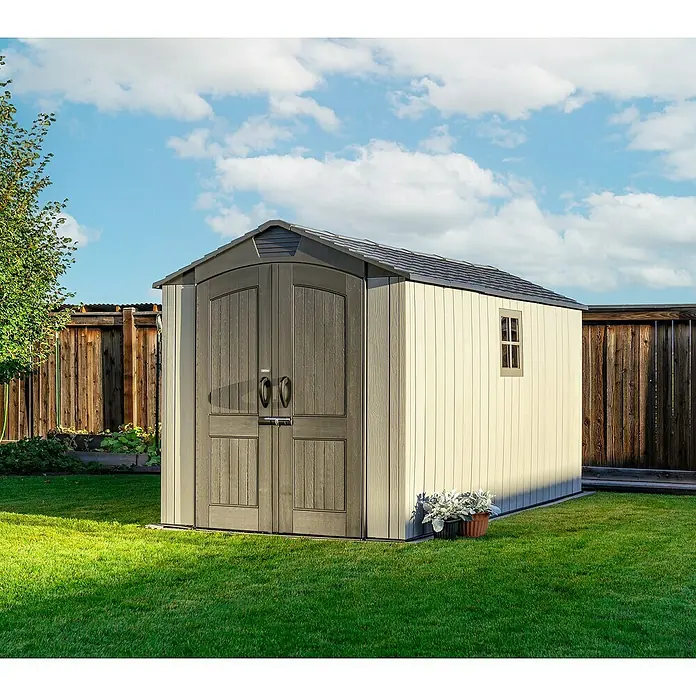 Lifetime Gerätehaus Utah - Kunststoff, Grau, Außenmaß inkl. Dachüberstand (B x T): 206 x 427 cm - Zweifarbiger Gartenhaus mit hellen Wänden und dunklen Türen/Dach, auf Gras neben einem Holzzaun.