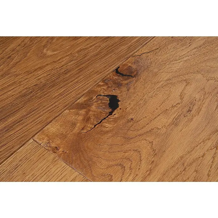 Parkett Eiche Bernau - Eiche Bernau, Landhausdiele, 1.900 x 190 x 14 mm - Nahaufnahme von rustikalem Holzfußboden mit natürlicher Maserung und dunklen Ästen, in mittleren Brauntönen.