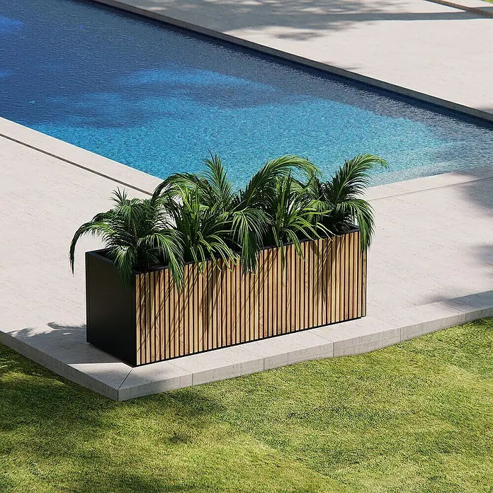 Herstera Garden Pflanzkasten Deco Planter - Außenmaß (L x B x H): 150 x 50 x 50 cm, Holz, Braun/Schwarz - Großer schwarzer Pflanzkübel mit Holzlamellen und Palmen neben einem Pool auf einer Terrasse.