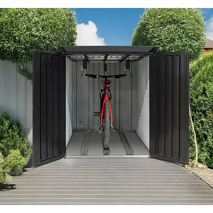 Westmann Fahrradgarage Velos - Schwarz, Velos 2 - Ein dunkelgrauer Metall-Fahrradschuppen steht offen, ein rotes Fahrrad steht auf einer integrierten Rampe darin.