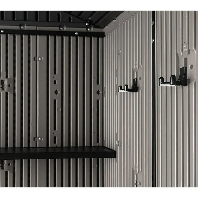 Lifetime Gerätehaus Ohio - Kunststoff, Grau, Außenmaß inkl. Dachüberstand (B x T): 283,5 x 214,1 cm - Innenansicht eines Kunststoffschuppens mit geriffelten beigen Wänden, schwarzen Haken und einem Regal.