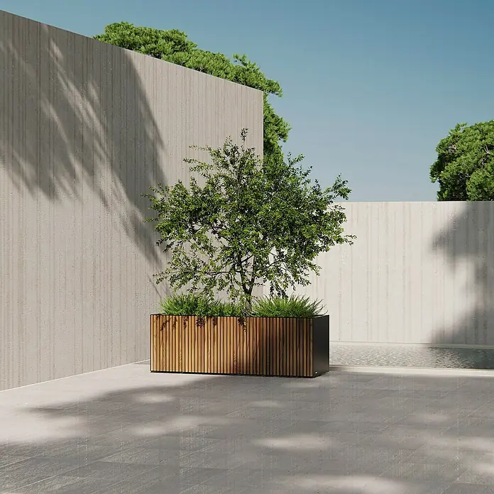Herstera Garden Pflanzkasten Deco Planter - Außenmaß (L x B x H): 150 x 50 x 50 cm, Holz, Braun/Schwarz - Großer Pflanzkübel aus Holzlamellen und dunklem Metall mit Baum und Sträuchern im modernen Außenbereich.