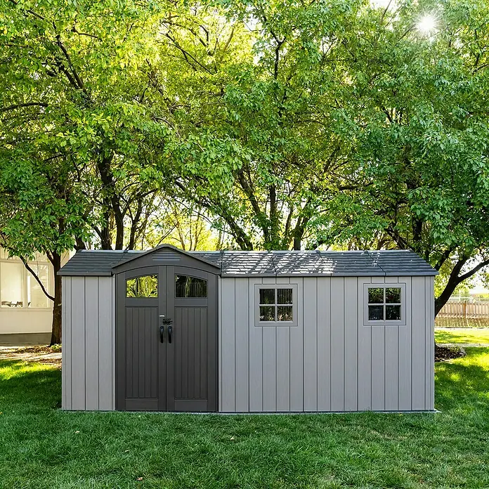 Lifetime Gerätehaus Idaho - Kunststoff, Grau, Außenmaß inkl. Dachüberstand (B x T): 498 x 214 cm - Hellgrauer Kunststoff-Gartenschuppen mit dunkelgrauen Türen und Dach.