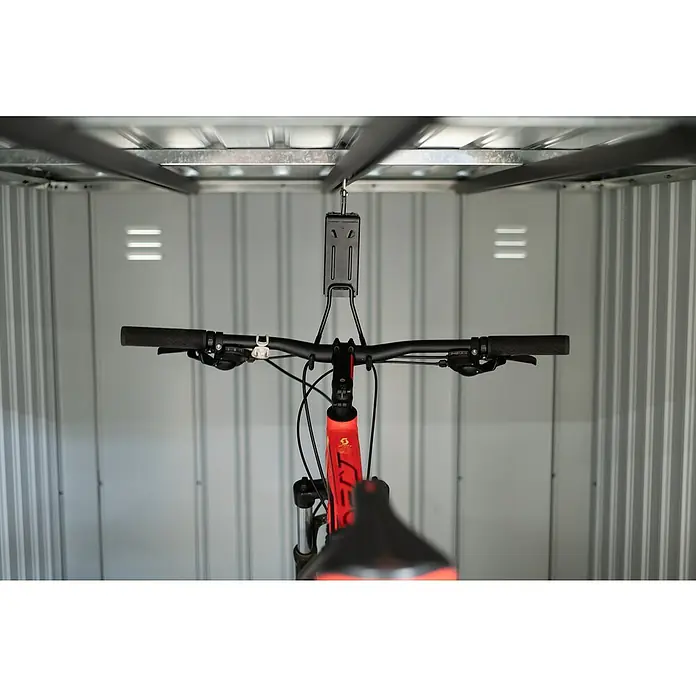 Westmann Fahrradgarage Velos - Schwarz, Velos 1 - Rotes Mountainbike hängt an einem Deckenregal in einem Metallschuppen.