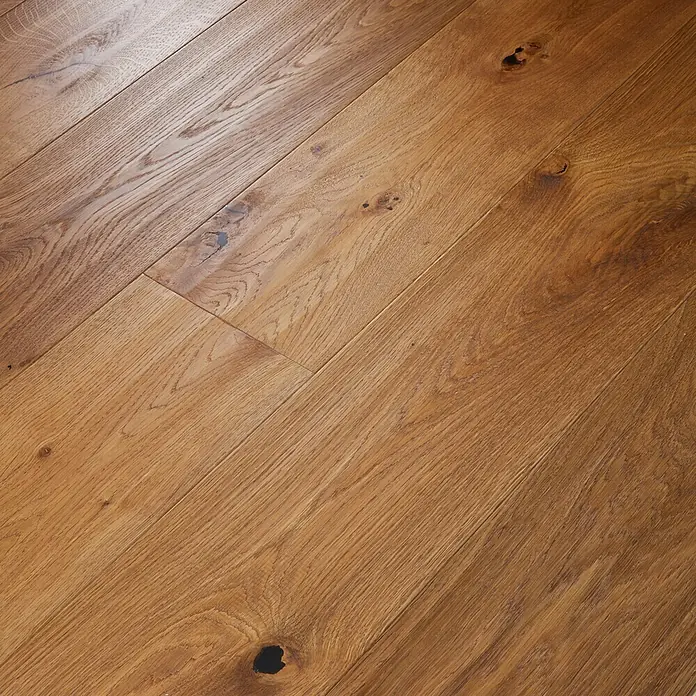 Parkett - Eiche Bernau, Landhausdiele, 1.900 x 190 x 14 mm - Warme braune Eichenholzdielen mit natürlichen Ästen, diagonal verlegt als Boden.