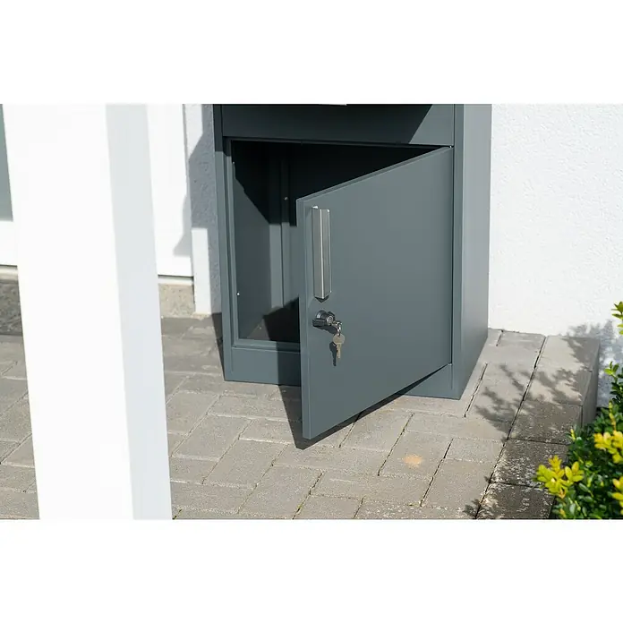 Westmann Paketbox Pedro - Höhe: 112 cm, Grau, Stahl - Dunkelgraue Paketbox aus Metall mit geöffneter Tür, die den leeren Innenraum und hängende Schlüssel am Schloss zeigt. Sie steht draußen auf Pflastersteinen.