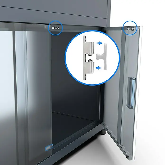 Westmann Hochbeet Plexa - 50 x 100 x 85 cm, Metall, Grau - Grauer Schrank mit Glastüren, eine offen, Detail eines Magnetverschlusses mit Lupe.