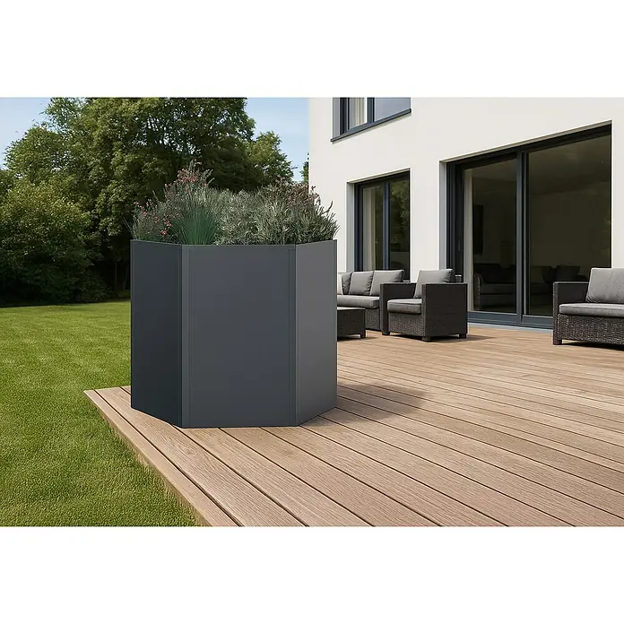 Westmann Hochbeet Varia 77 - 100 x 100 x 77 cm, Metall, Grau - Dunkelgrauer sechseckiger Pflanzkübel mit üppigen Pflanzen auf einer Holzterrasse, bereichert den Außenbereich.