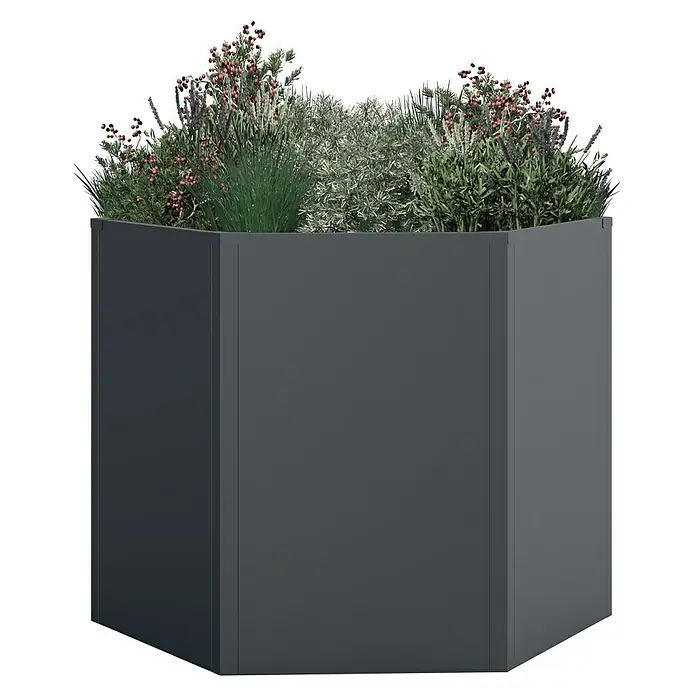 Westmann Hochbeet Varia 77 - 100 x 100 x 77 cm, Metall, Grau - Dunkelgrauer, sechseckiger Pflanzkübel mit üppigen Grünpflanzen, teils mit rosa Beeren und lila Blüten.