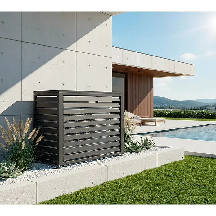 Westmann Verkleidung Boxa S - Ausführungseigenschaft: L 100 x B 56 x H 97 cm, Anthrazit - Dunkelgraue Lamellenverkleidung für Außengeräte, passend zur modernen Terrassenumgebung mit Pool.