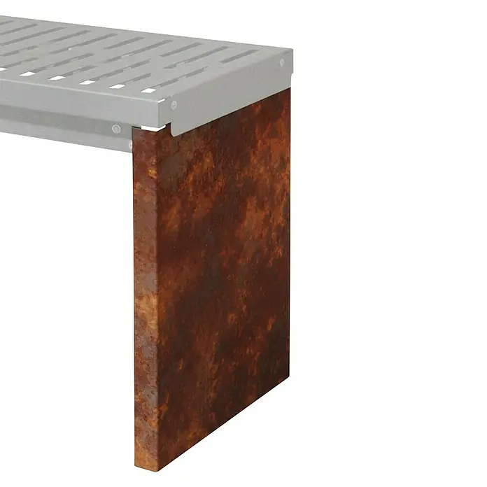 Palatino Stütze für modulare Gartenbank Bridge - L x B x H: 54 x 39 x 4 cm, Stahl, Rostbraun - Nahaufnahme einer grauen Lattenmetalloberfläche, befestigt an einer rechteckigen rostigen Metallstütze.