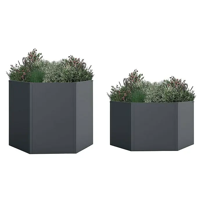 Westmann Hochbeet Varia Set - Metall, Grau - Zwei dunkelgraue sechseckige Pflanzgefäße, gefüllt mit verschiedenen Grünpflanzen, teils mit roten Beeren und lila Blüten.