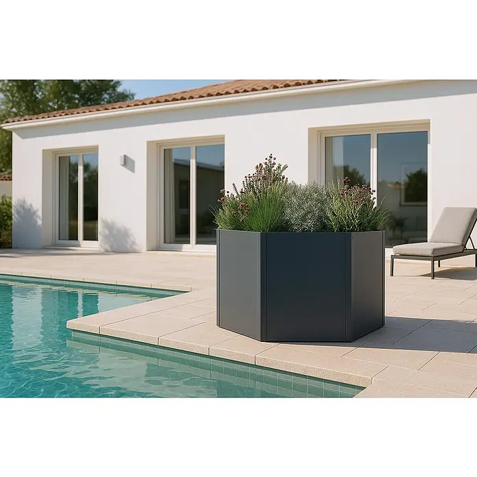 Westmann Hochbeet Varia 52 - 100 x 100 x 52 cm, Metall, Grau - Dunkelgrauer sechseckiger Pflanzkübel mit gemischtem Grün und Blumen, neben einem Pool auf einer modernen Terrasse platziert.