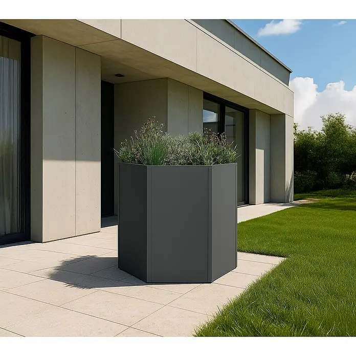 Westmann Hochbeet Varia 77 - 100 x 100 x 77 cm, Metall, Grau - Dunkelgrauer sechseckiger Pflanzkübel mit Pflanzen auf moderner Terrasse neben einem Gebäude.