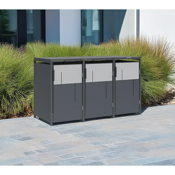 Westmann Mülltonnenbox Tonus 3 - Geeignet für Anzahl Mülltonnen: 3 Stk., Stahl, Grau - Dreifaches dunkelgraues Mülltonnenhaus mit hellgrauen Oberteilen, auf einer Terrasse neben Grünpflanzen.