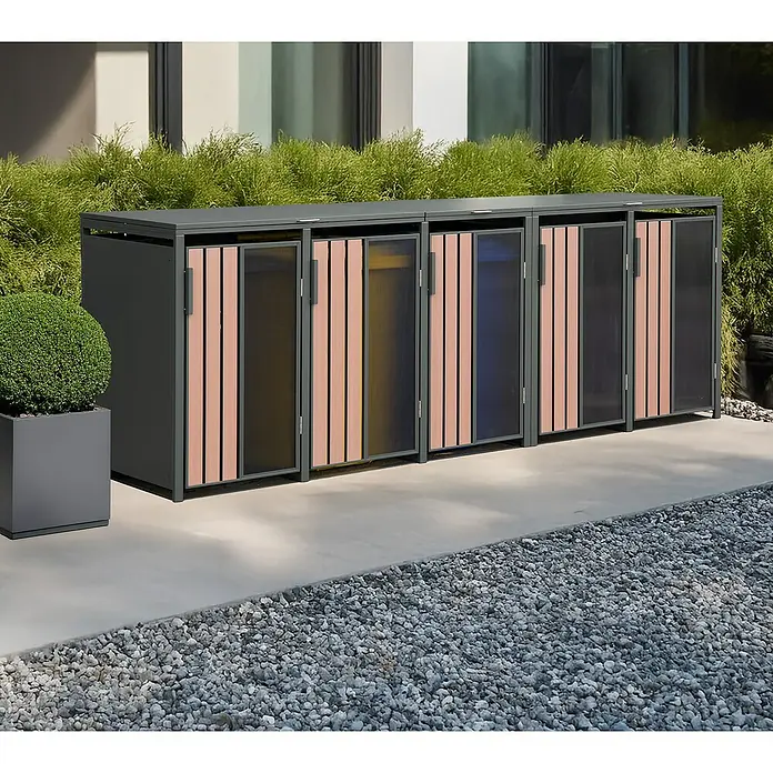 Westmann Mülltonnenbox Status 2 - Geeignet für Anzahl Mülltonnen: 5 Stk., Stahl, Acryl, Anthrazit - Dunkelgraues Outdoor-Lagerregal mit mehreren Türen, die hellbraune vertikale Latten und dunkle Wellplatten haben, in einem modernen Außenbereich.