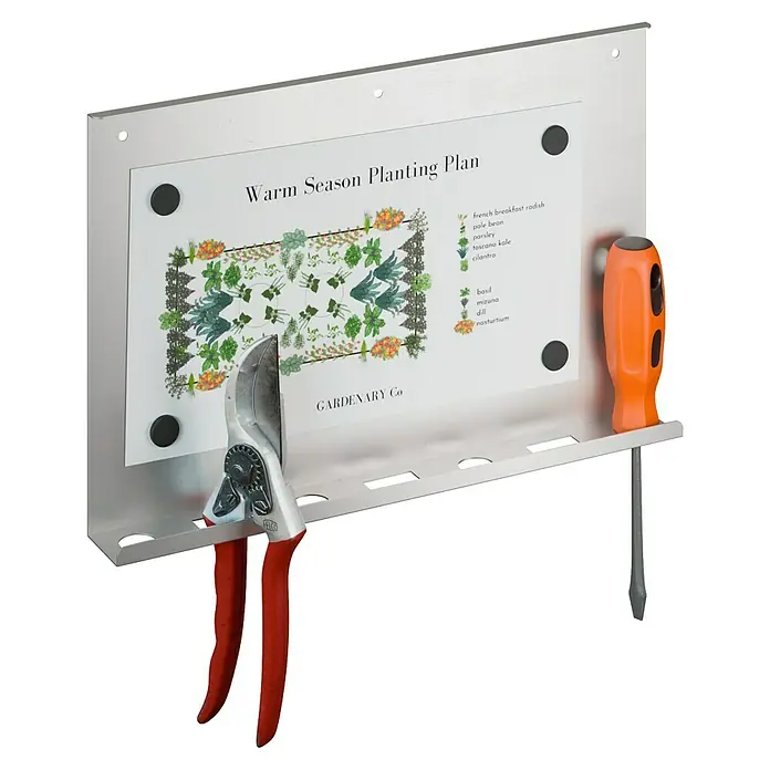 Geo garden Zubehör-Set - Silber - Wandorganizer aus gebürstetem Silbermetall mit Gartenpflanzplan, roter Gartenschere und orangefarbenem Schraubendreher.