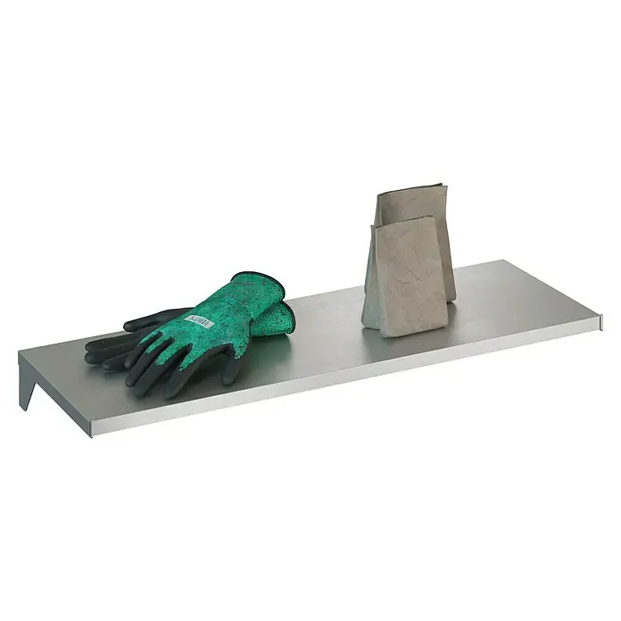 Geo garden Zubehör-Set - Silber - Grüne und schwarze Arbeitshandschuhe und zwei beigefarbene Papiertüten auf einem silbernen Metallregal.