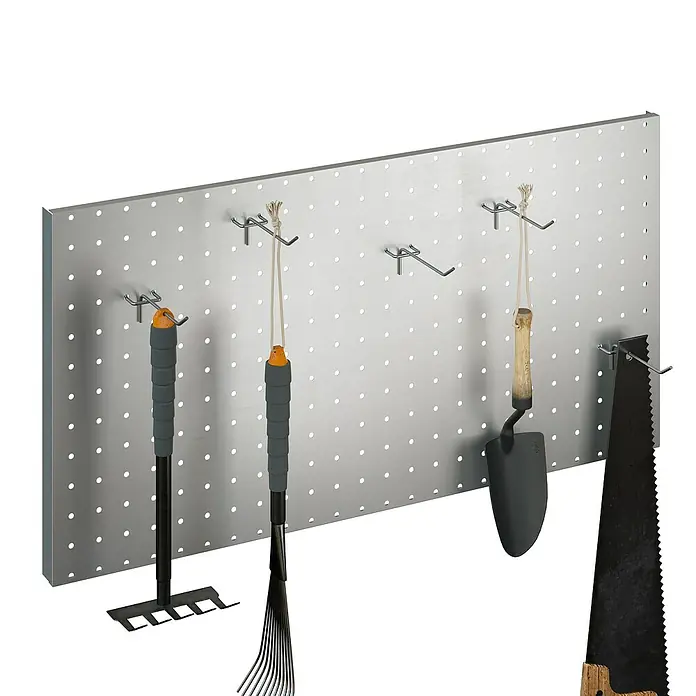 Geo garden Zubehör-Set - Silber - Graue Metall-Lochwand mit verschiedenen Gartengeräten: Rechen, Handgrubber, Schaufel und Säge, an Metallhaken aufgehängt.