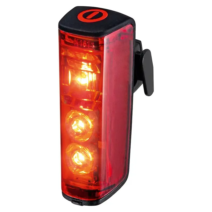 Sigma Dynamo-LED-Rücklicht Blaze - Ohne Batterien - Ein rechteckiges rotes Fahrradrücklicht mit drei hell leuchtenden LEDs und schwarzem Ober- und Untergehäuse.