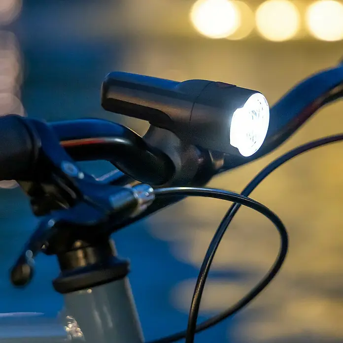 Sigma Fahrradbeleuchtungs-Set Aura 30/Curve - 2 -tlg., Mit Batterien - Hell leuchtender schwarzer Fahrradscheinwerfer am Lenker montiert, für sicheres Radfahren bei Nacht.