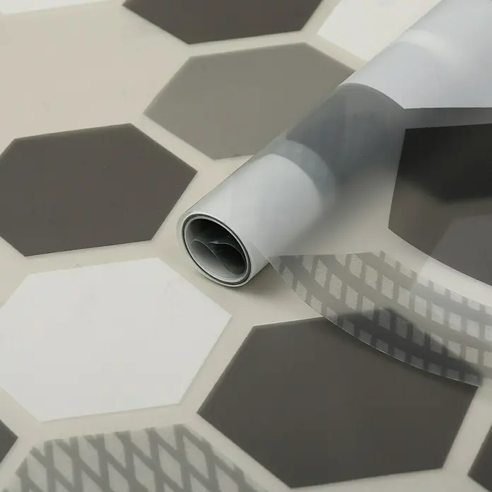 D-c-fix Static Premium Glasfolie Wido - 67,5 x 150 cm, Wido, Grau/Weiß - Gerollte transparente Matte mit grau-weißem Hexagonmuster und texturierten Akzenten.