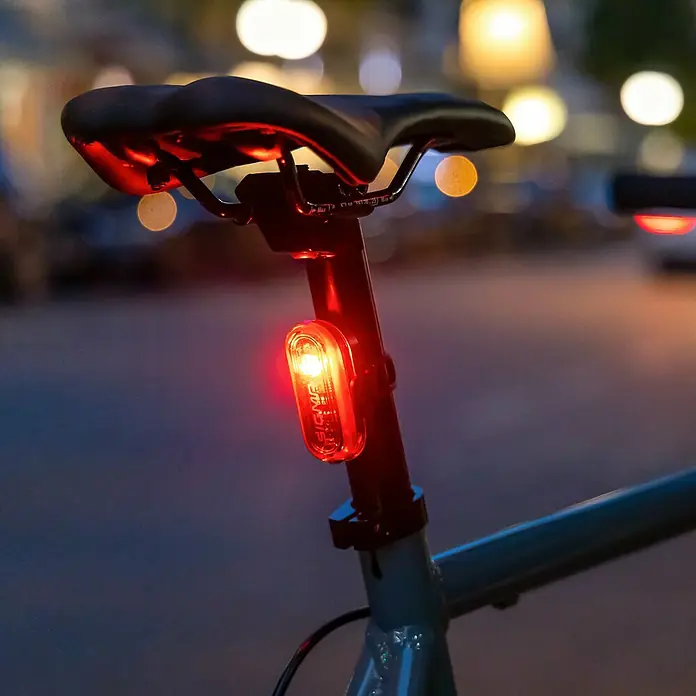 Sigma Fahrradbeleuchtungs-Set Aura 30/Curve - 2 -tlg., Mit Batterien - Rotes Fahrradrücklicht leuchtet nachts am Sattelrohr und sorgt für Sichtbarkeit.