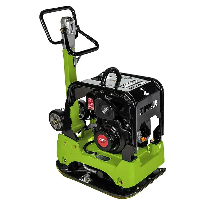 Zipper Diesel-Rüttelplatte ZI-RPE160D - 3.600 W, Verdichtungstiefe: 50 cm - Eine grün-schwarze Rüttelplatte mit klappbarem Griff und Transporträdern, ideal zum Verdichten von Boden und Asphalt.