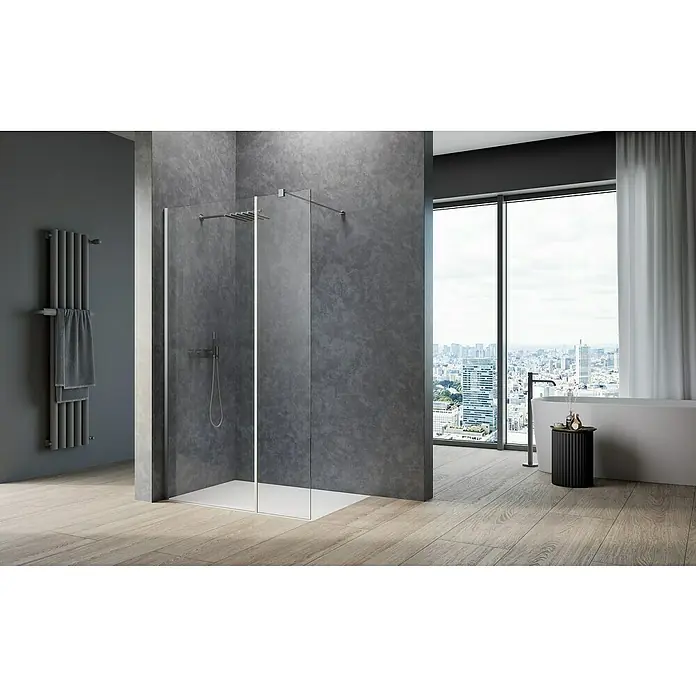Camargue Meran Mix & Match Duschwand - B x H: 100 x 200 cm, Beschichtet, Silber, Ausführungseigenschaft: B: 570mm Klarglas + B: 400mm Klarglas, Matt - Moderne begehbare Dusche mit klaren Glaswänden und weißer Wanne in einem Badezimmer mit dunkelgrauen Wänden und Stadtblick.