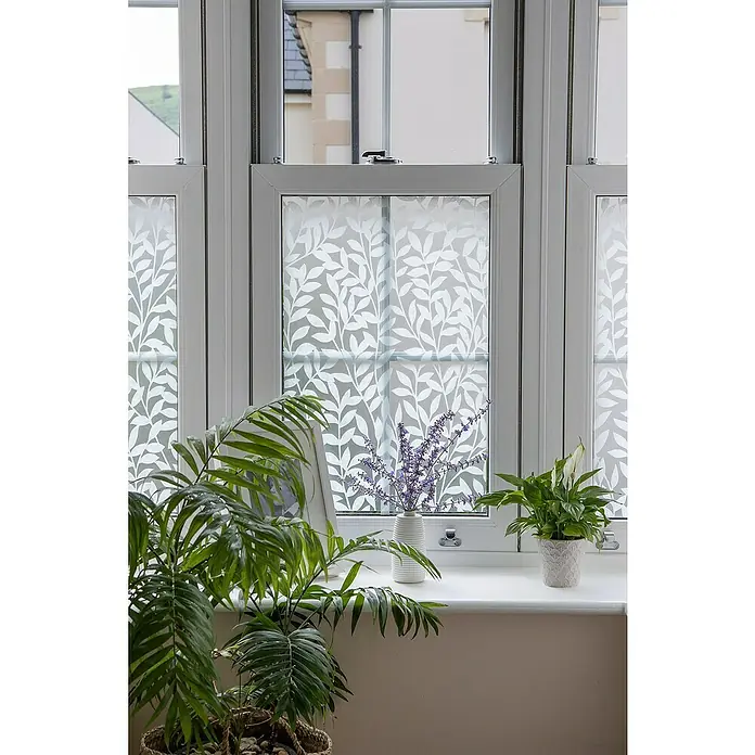 D-c-fix Static Premium Glasfolie Jane - 45 x 150 cm, Weiß-Transparent - Weiße Fensterfolie mit elegantem Blattmuster an Fenstern, für Sichtschutz und Dekoration.