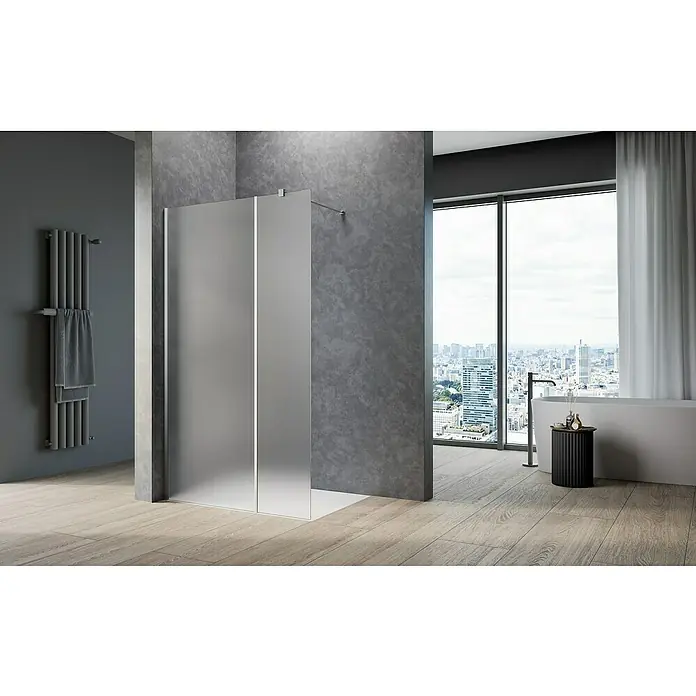 Camargue Meran Mix & Match Duschwand - B x H: 140 x 200 cm, Beschichtet, Silber, Ausführungseigenschaft: B: 970mm Satiniertes Glas + B: 400mm Satiniertes Glas, Matt - Moderne Duschkabine mit lichtdurchlässigen Paneelen, integriert in ein stilvolles Bad mit Stadtblick.