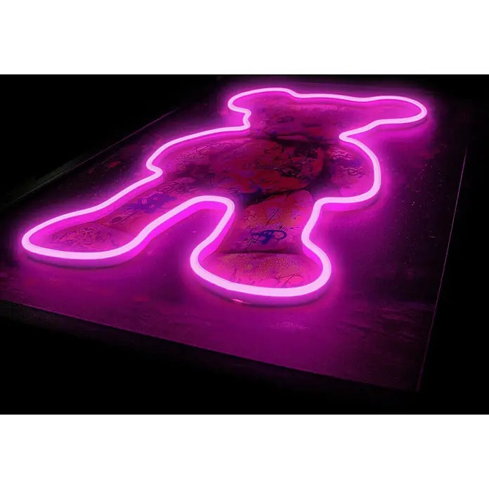 ProArt Cuadro Neon Art Oso de Peluche - Peluche Grafitti, An x Al: 50 x 70 cm - Letrero de neón rosa que perfila un osito de peluche cubierto de grafitis en una tabla oscura y texturizada.