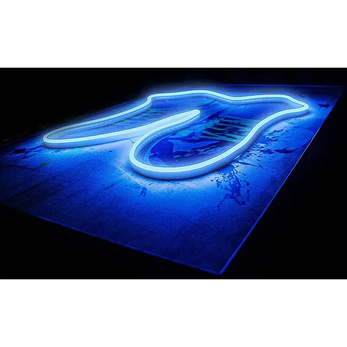 ProArt Cuadro Neon Art Zapatillas Grafiti - Zapatillas Grafitti, An x Al: 50 x 70 cm - Letrero de neón azul con el logo de la lengua de los Rolling Stones, brillando sobre una superficie azul texturizada.